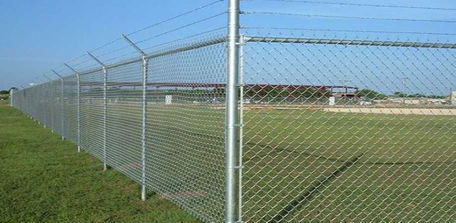 تصویر پایه فنس استفاده شده در باغ.