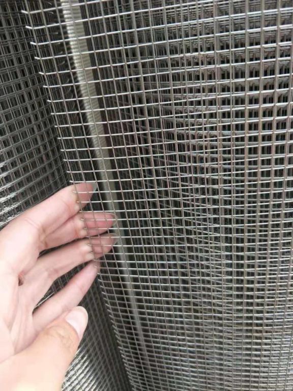 توری مش گالوانیزه با چشمه های ریز.